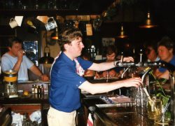 Pierre achter de bar